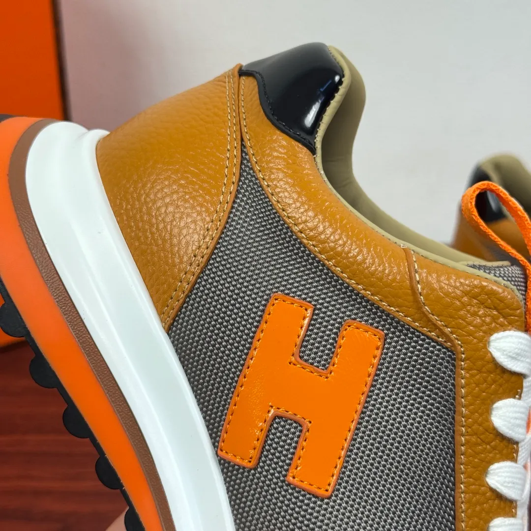Batch 740 HERMES/Hermès men’s new sports shoes, rhythmic casual shoes: crafted with luxurious materials, luxurious walking experience! The upper is made of top-grade calfskin, with a fine texture like silk caressing the fingertips. The flexible texture is suitable for a variety of scenes; some shoes are integrated with breathable mesh, and the light breathing makes your steps refreshing at all times. The sole is made of high-elastic rubber composite material, and the carefully carved patterns give strong grip, making every step as stable as stepping on the clouds. At the same time, the cushioning and shock-absorbing technology is hidden in it, quietly eliminating the impact of the road. From urban commuting to outdoor walking, Hermès uses luxurious materials and craftsmanship to make every step a double luxury of texture and comfort, showing the brand's ultimate pursuit of details and quality in every inch. Size: 39-40-41-42-43-44 leather shoe size (can be customized to 38.45.46) Item number: H25286 leather mesh orange
